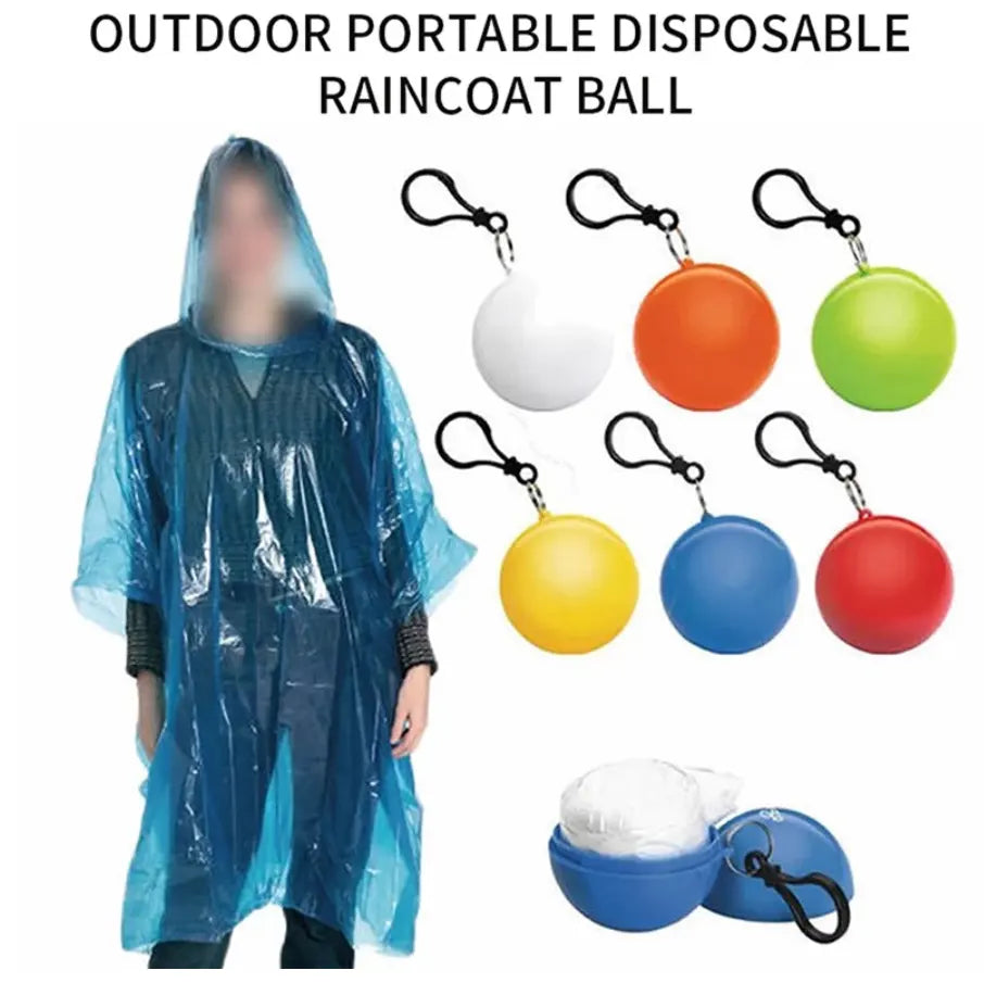 Kompakter Einweg-Regenmantel in Kugelform mit Haken.